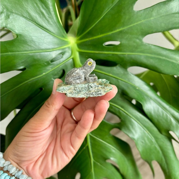 Frog Carving on Fuchsite - Picture 3 of 3